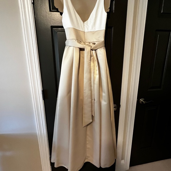 Gorgeous gown for many occasions - Picture 5 of 6